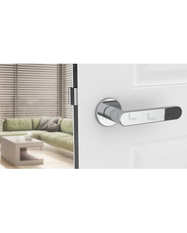 Poignée de porte chrome poli ALORA poignée design vue de face montée sur une porte