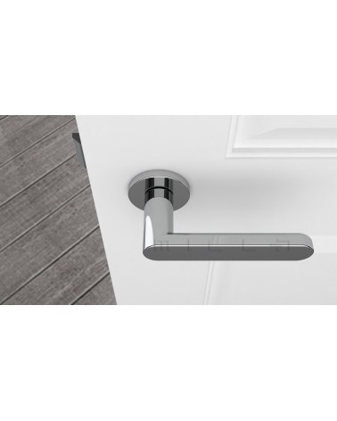 Poignée de porte chrome poli ALORA poignée design vue de haut montée sur une porte
