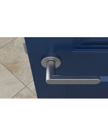 Poignée de porte chrome satiné ALORA poignée design vue de haut montée sur une porte