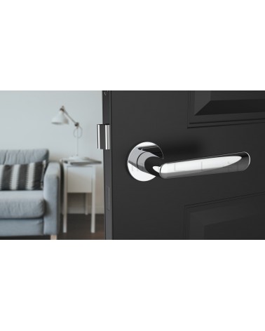 Poignée de porte chrome poli ARIA poignée design vue de face montée sur une porte