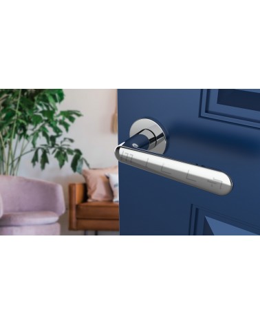 Poignée de porte chrome poli ARIA poignée design vue de haut inclinée montée sur une porte