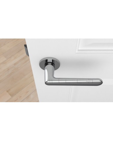 Poignée de porte chrome poli ARIA poignée design vue de haut montée sur une porte