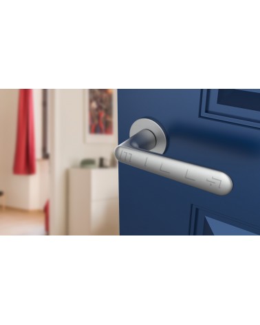 Poignée de porte ARIA poignée design couleur 4 vue de haut inclinée montée sur une porte