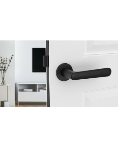 Poignée de porte Classique ARIA poignée design vue de face montée sur une porte entrouverte