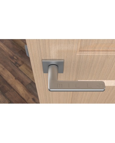 Poignée de porte chrome satiné SETIA poignée design vue de haut montée sur une porte