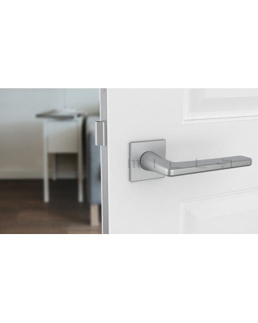 Poignée de porte chrome satiné SETIA poignée design vue de face montée sur une porte