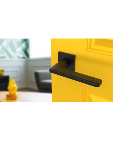 Poignée de porte noire SETIA poignée design vue de haut inclinée montée sur une porte