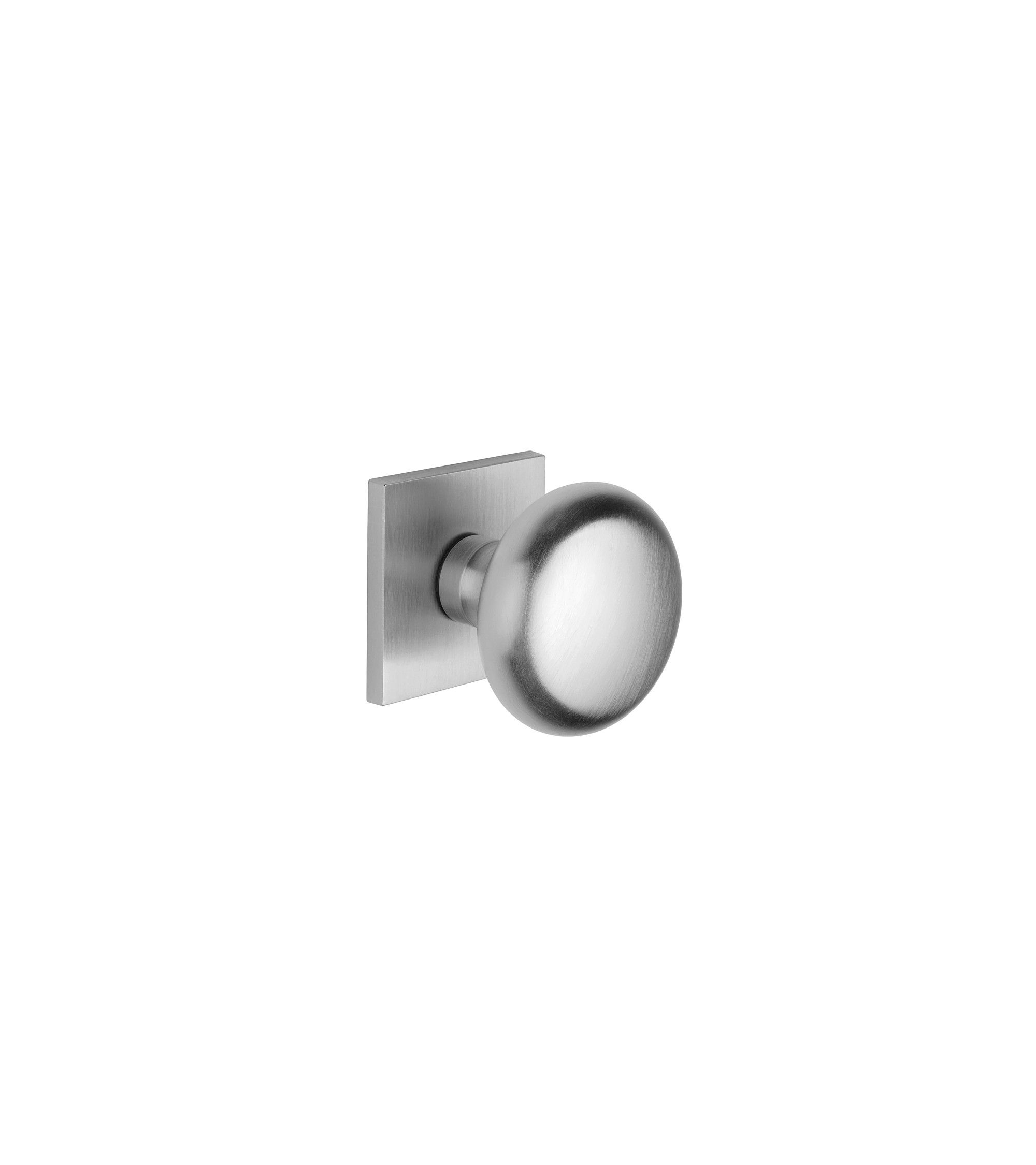 bouton porte design en couleur chrome satina sur une plaque carree