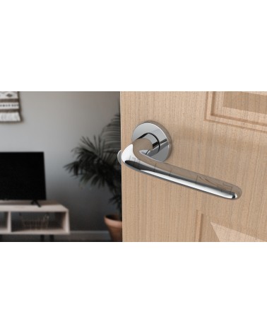 Poignée de porte Chrome poli AZALIA poignée design vue inclinée montée sur une porte