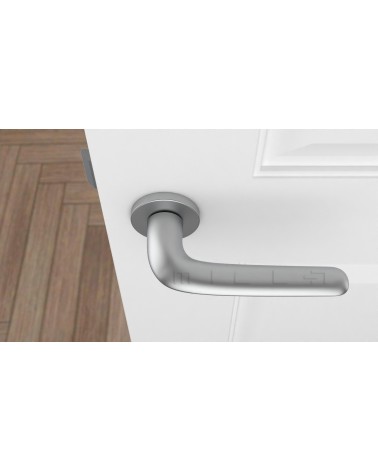 Poignée de porte Chrome satiné AZALIA poignée design vue de haut montée sur une porte