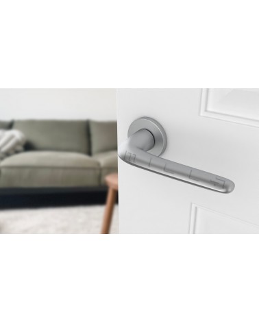 Poignée de porte Chrome satiné AZALIA poignée design vue inclinée montée sur une porte