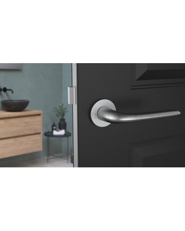 Poignée de porte Chrome satiné AZALIA poignée design vue de face montée sur une porte