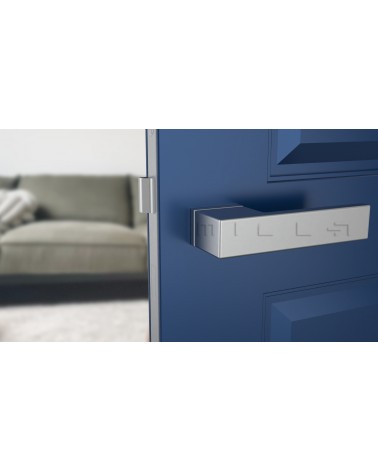 Poignée de porte chrome satiné CARLINA poignée design vue de face montée sur une porte