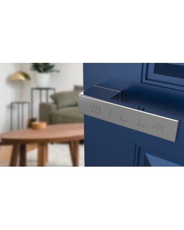 Poignée de porte chrome satiné CARLINA poignée design vue de haut inclinée montée sur une porte