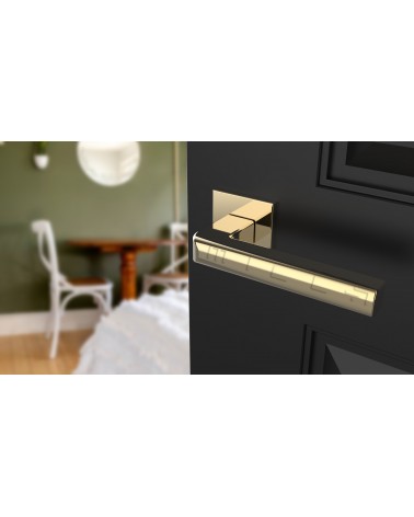 Poignée de porte contemporaine SALICE poignée design couleur 4 vue de haut inclinée montée sur une porte