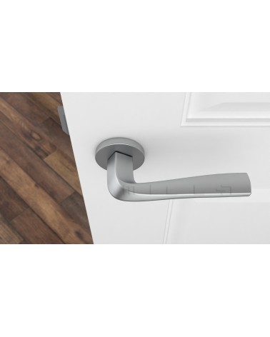 Poignée de porte chrome satiné DALIA poignée design vue de haut montée sur une porte