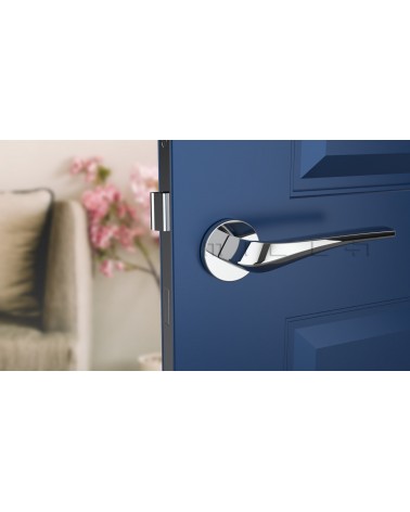 Poignée de porte chrome poli DALIA poignée design vue de face montée sur une porte