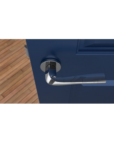 Poignée de porte chrome poli DALIA poignée design vue de haut montée sur une porte