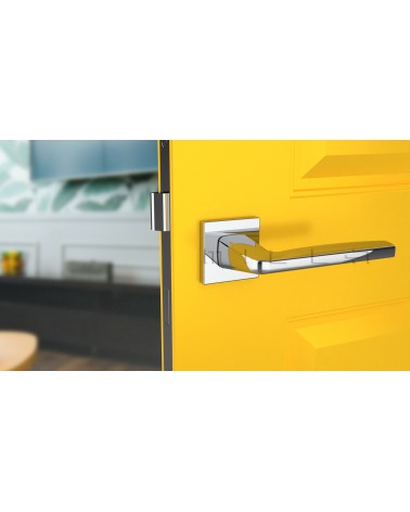 Poignée de porte chrome poli ERBA poignée design vue de face montée sur une porte