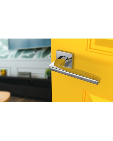 Poignée de porte chrome poli ERBA poignée design vue inclinée montée sur une porte