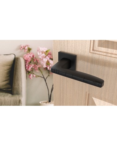 Poignée de porte noire ERBA poignée design vue inclinée montée sur une porte