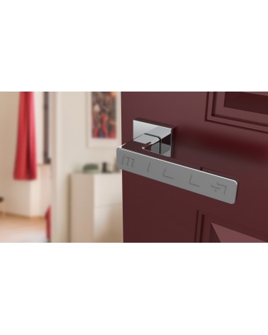 Poignée de porte chrome poli ERICA quincaillerie design vue inclinée montée sur une porte