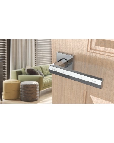 Poignée de porte chrome poli FRESIA poignée design vue inclinée montée sur une porte