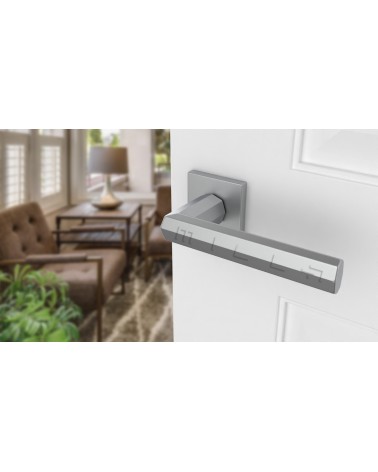 Poignée de porte chrome satiné FRESIA poignée design vue inclinée montée sur une porte
