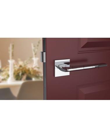 Poignée de porte chrome poli LUNARIA poignée design vue de face montée sur une porte