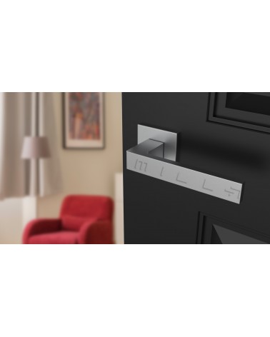Poignée de porte chrome satiné SULLA poignée design vue de haut inclinée montée sur une porte