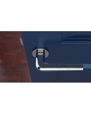 Poignée de porte chrome poli FUNKIA poignée design vue de haut montée sur une porte