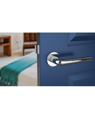 Poignée de porte chrome poli FUNKIA poignée design vue de face montée sur une porte