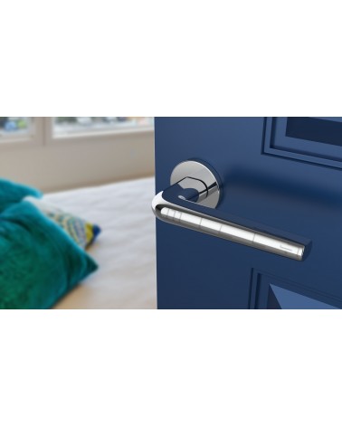 Poignée de porte chrome poli FUNKIA poignée design vue inclinée montée sur une porte