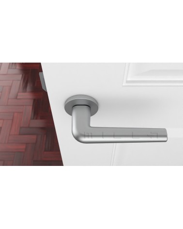 Poignée de porte chrome satiné FUNKIA poignée design vue de haut montée sur une porte