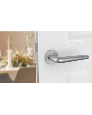 Poignée de porte chrome satiné FUNKIA poignée design vue de face montée sur une porte
