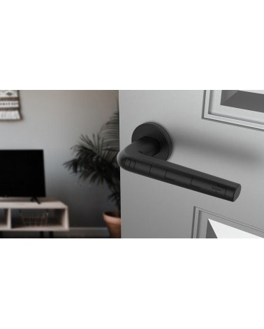 Poignée de porte noire FUNKIA poignée design vue inclinée montée sur une porte