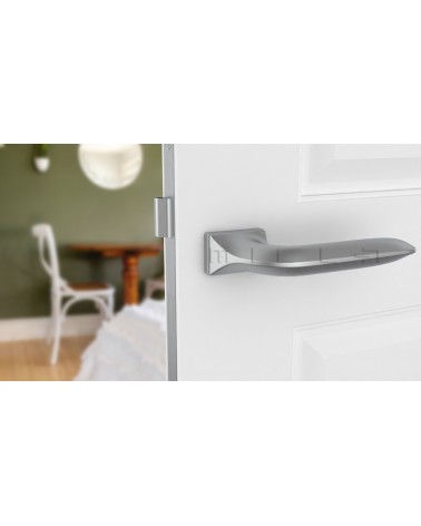 Poignée de porte chrome satiné GLADIOLA poignée design vue de face montée sur une porte
