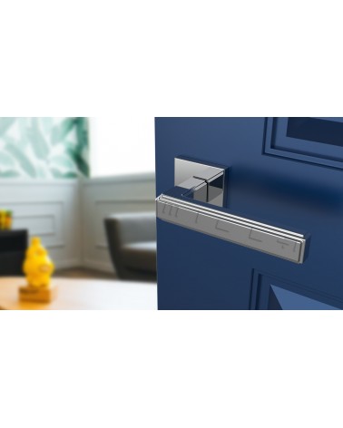 Poignée de porte RAFLESIA poignée design couleur 4 montée sur une porte entrouverte