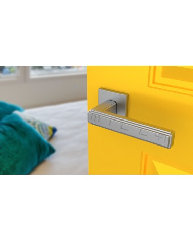 Poignée de porte Chrome satiné RAFLESIA poignée design montée sur une porte entrouverte