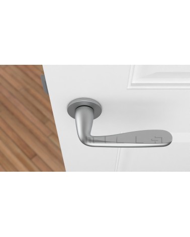 Poignée de porte chrome satiné HIACYNTA poignée design vue de haut montée sur une porte