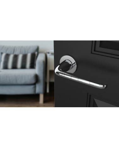 Poignée de porte chrome poli HIACYNTA poignée design vue de haut inclinée montée sur une porte