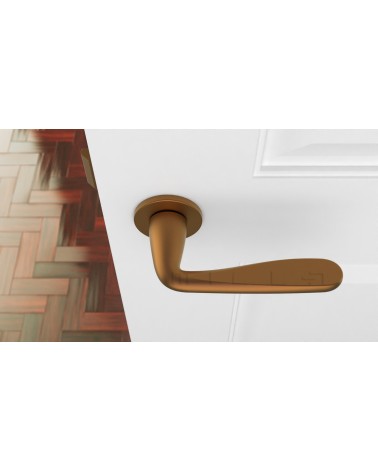 Poignée de porte cuivre HIACYNTA poignée design vue de haut montée sur une porte