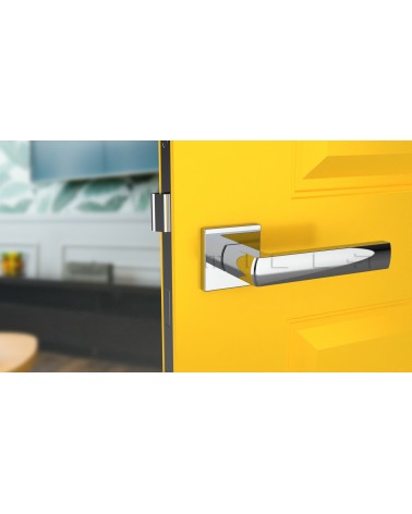 Poignée de porte chrome poli HOSTA quincaillerie design vue de face montée sur une porte