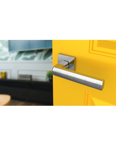 Poignée de porte chrome poli HOSTA quincaillerie design vue inclinée montée sur une porte
