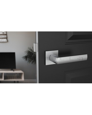 Poignée de porte chrome satiné HOSTA quincaillerie design vue de face montée sur une porte
