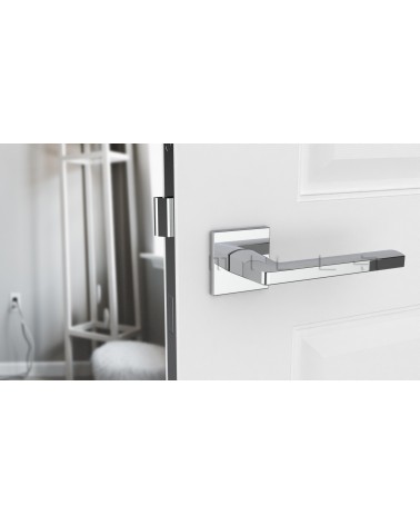 Poignée de porte chrome poli PYROLA quincaillerie design vue de face montée sur une porte