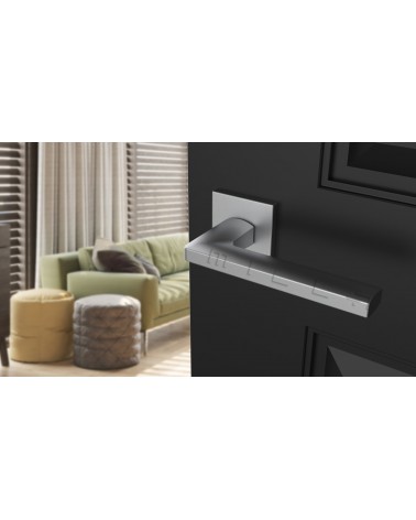 Poignée de porte chrome satiné PYROLA quincaillerie design vue inclinée montée sur une porte