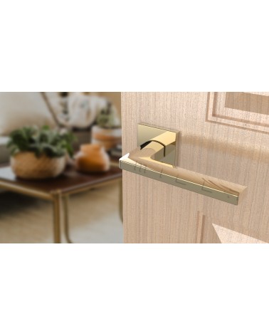 Poignée de porte or poli PYROLA quincaillerie design vue inclinée montée sur une porte