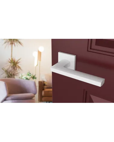 Poignée de porte PYROLA quincaillerie design couleur 4 vue inclinée montée sur une porte