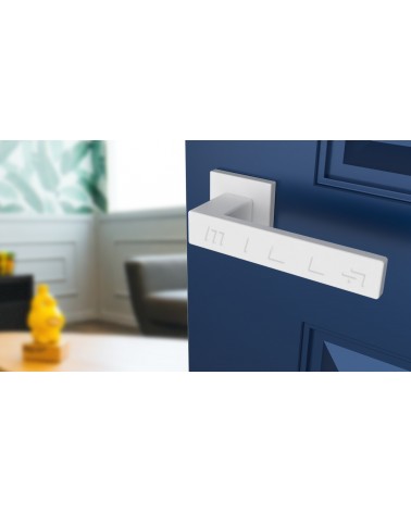 Poignée de porte blanche PINA poignée design vue inclinée montée sur une porte